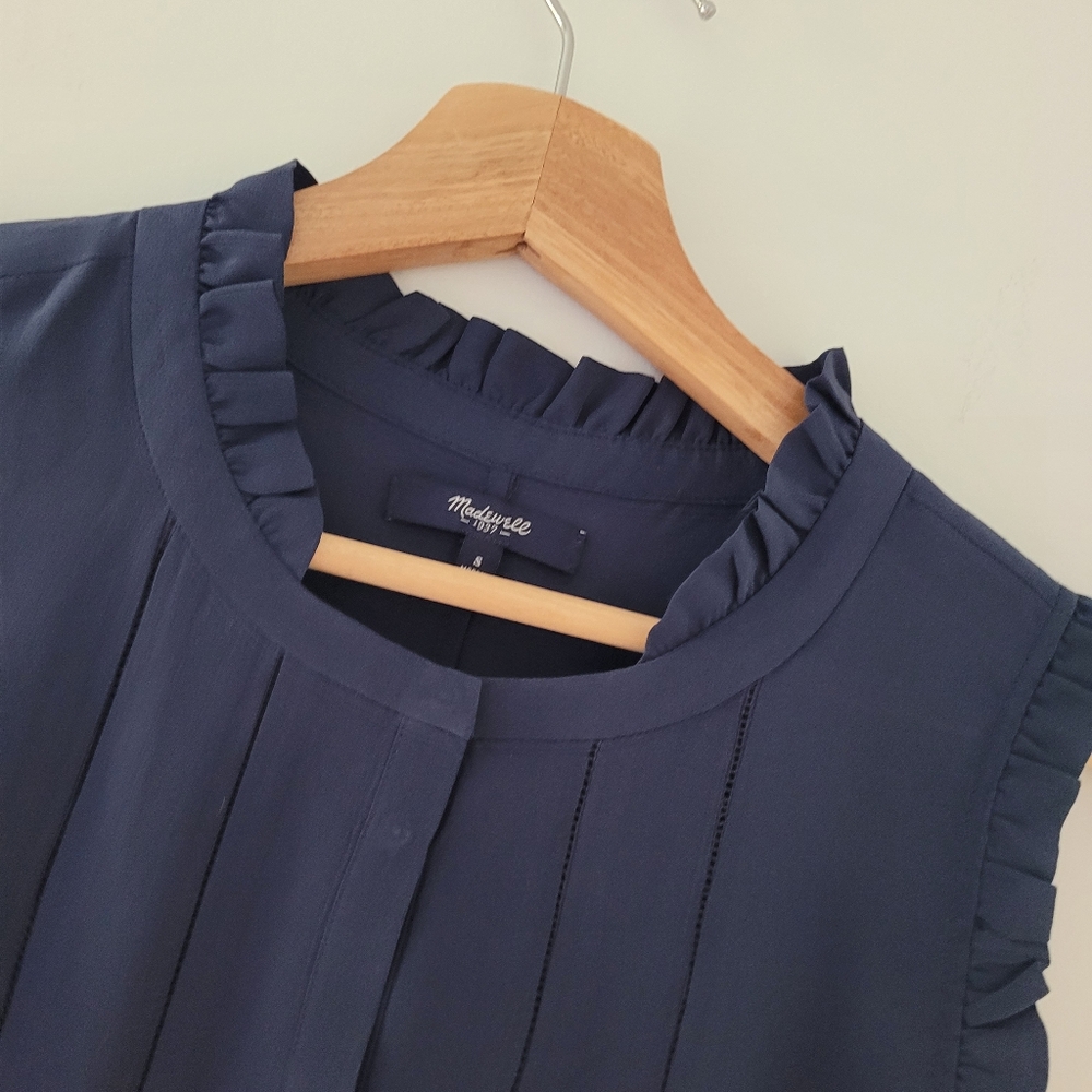 Madewell  silk sleeveless blue blouse  size small hidden snap front - Picture 4 of 6